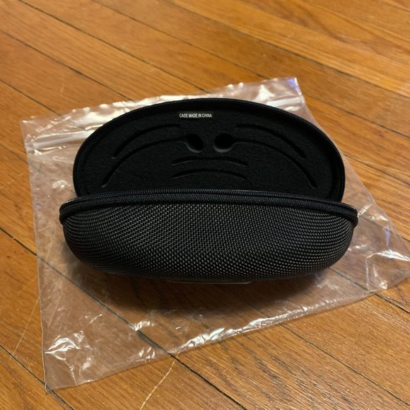 Oakley Soft Vault Sunglass case - Picture 2 of 4